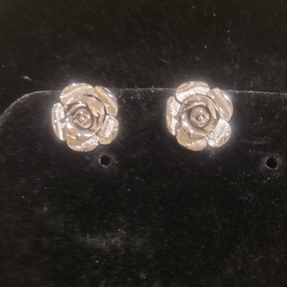 Trifari Vintage Elegant Silver Tone Rose Clip On Earrings